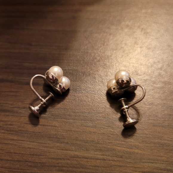 Faux Pearl screw on earrings - Picture 5 of 5